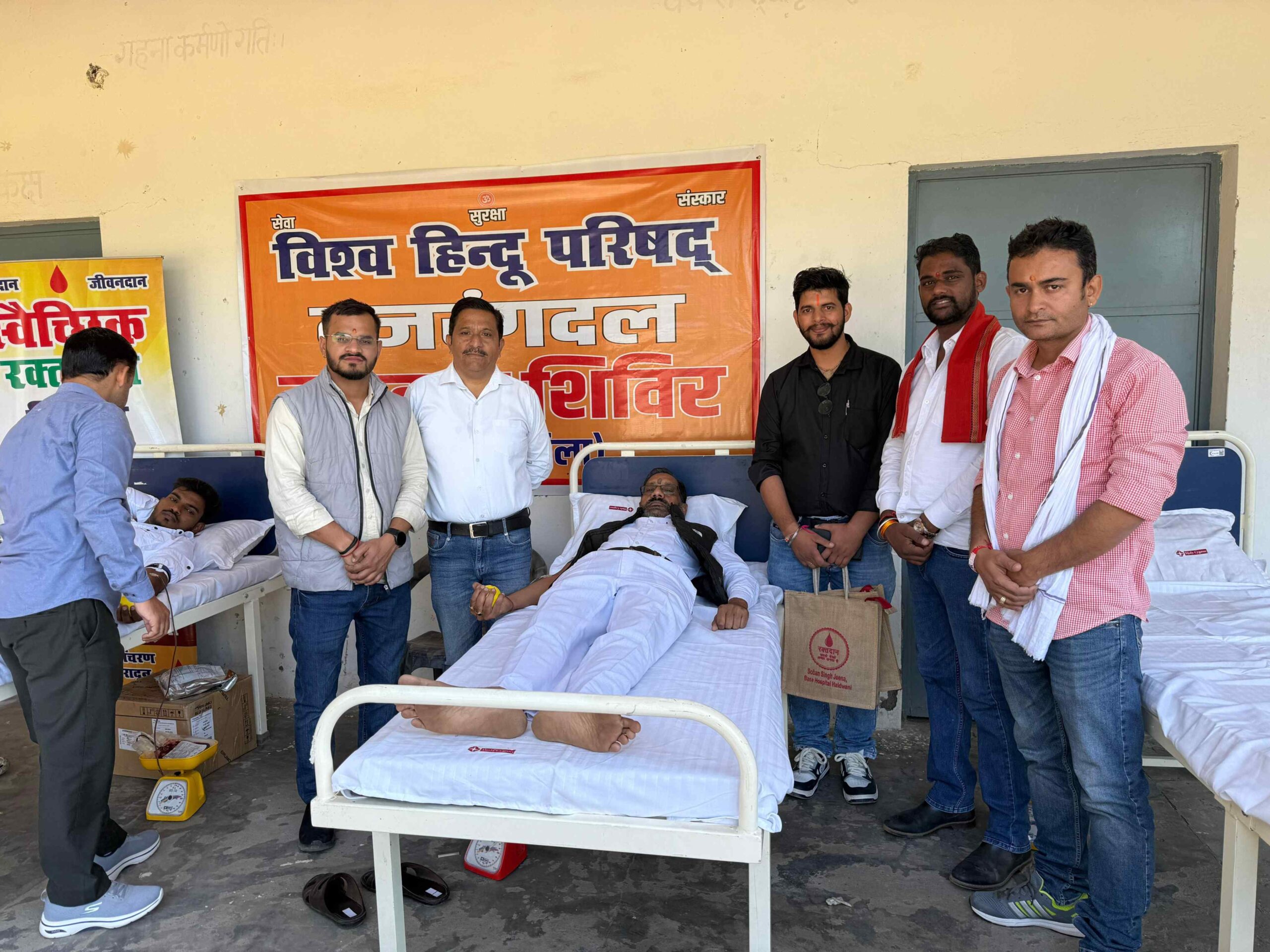 अखिल एकता उद्योग व्यापार मंडल उत्तराखंड के द्वारा उत्तराखंड राज्य के स्थापना दिवस से पूर्व संध्या पर विश्व हिंदू परिषद बजरंग दल के द्वारा लगाए गए रक्तदान शिविर