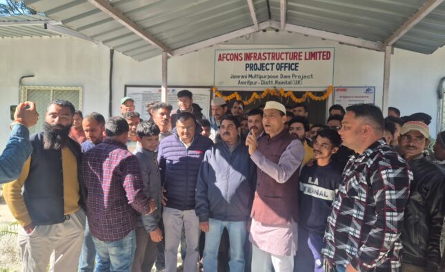 पूर्व दर्जा प्राप्त राज्यमंत्री एवं प्रमुख राज्य आंदोलनकारी हरीश पनेरु के नेतृत्व में जमरानी बांध निर्माण कम्पनी के कार्यालय में ग्रामीण क्षेत्रों के नौजवान साथियों उग्र आंदोलन कर घेराव