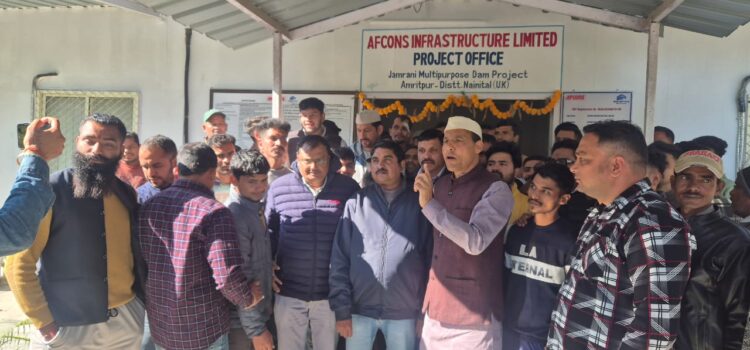 पूर्व दर्जा प्राप्त राज्यमंत्री एवं प्रमुख राज्य आंदोलनकारी हरीश पनेरु के नेतृत्व में जमरानी बांध निर्माण कम्पनी के कार्यालय में ग्रामीण क्षेत्रों के नौजवान साथियों उग्र आंदोलन कर घेराव