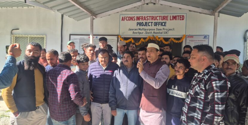 पूर्व दर्जा प्राप्त राज्यमंत्री एवं प्रमुख राज्य आंदोलनकारी हरीश पनेरु के नेतृत्व में जमरानी बांध निर्माण कम्पनी के कार्यालय में ग्रामीण क्षेत्रों के नौजवान साथियों उग्र आंदोलन कर घेराव