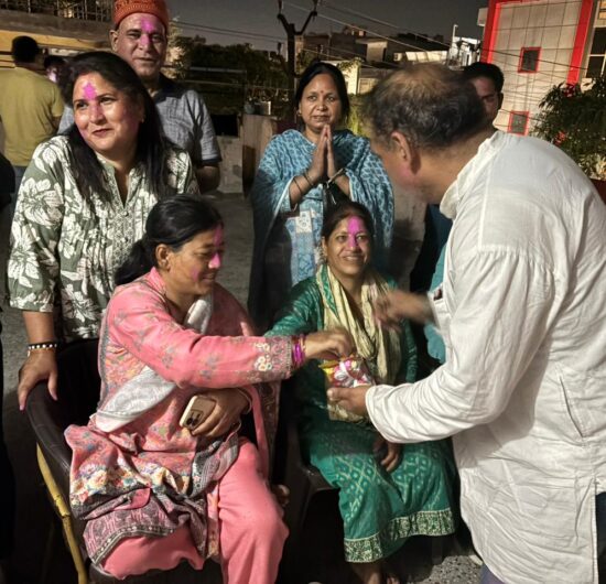 छालों में हौसला और रंगों में उम्मीद: श्रीनगर से दिल्ली पैदल आ रही बहनों के संग MDUPS ने मनाई न्याय वाली होली।