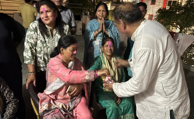 छालों में हौसला और रंगों में उम्मीद: श्रीनगर से दिल्ली पैदल आ रही बहनों के संग MDUPS ने मनाई न्याय वाली होली।