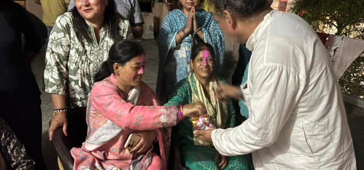 छालों में हौसला और रंगों में उम्मीद: श्रीनगर से दिल्ली पैदल आ रही बहनों के संग MDUPS ने मनाई न्याय वाली होली।